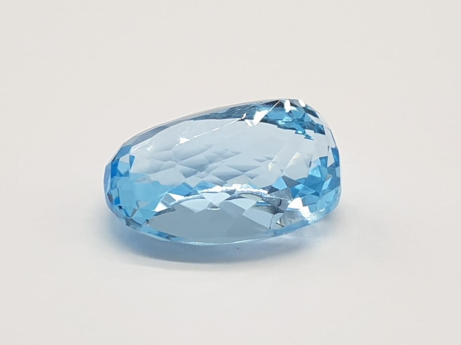 A 17.33 Cts Blue topaz. Oval mixed cut. IDT certification included. - Image 4 of 6