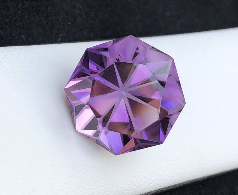 NATURAL AMETHYST WITH BEAUTIFUL CUTTING - BRAZIL - 27.02 Cts - Certificate GFCO Swiss Laboratory