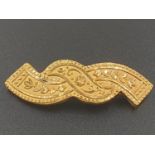 21ct Yellow Gold BROOCH with flower decoration. 4.7g 4.5cm long