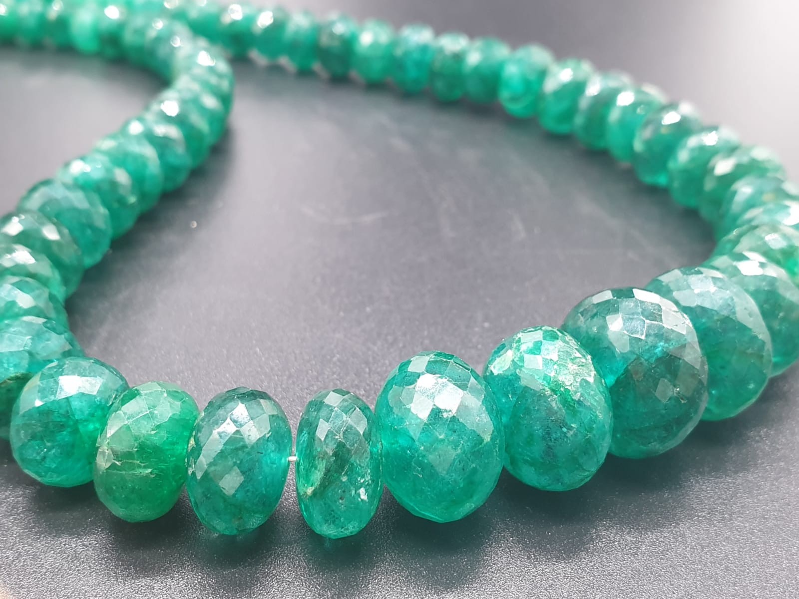 440cts Emerald Necklace with Pearl Clasp - Image 2 of 6