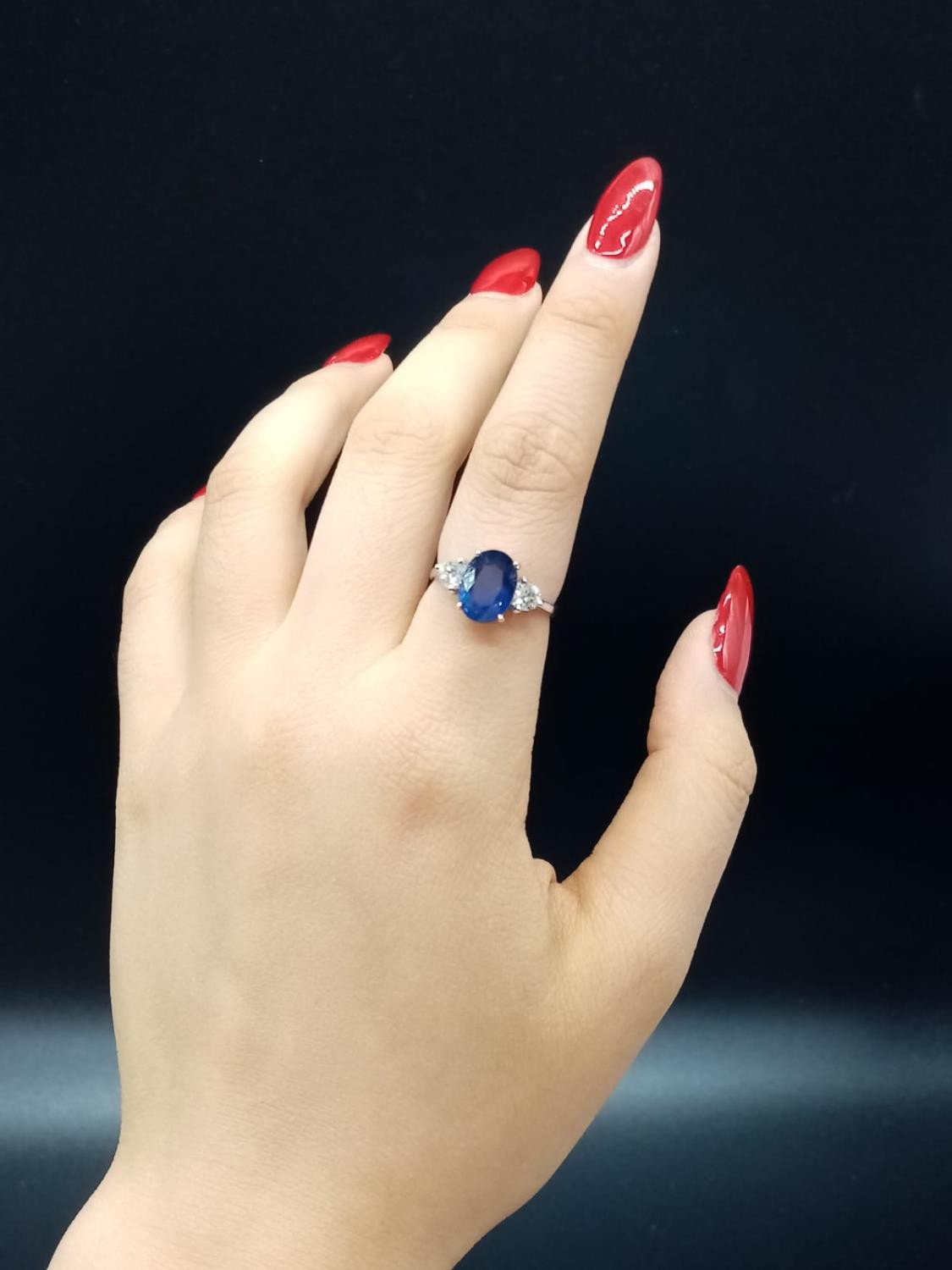 18ct White Gold RING set with one oval cut natural Sapphire and 2x round brilliant cut natural - Image 9 of 12