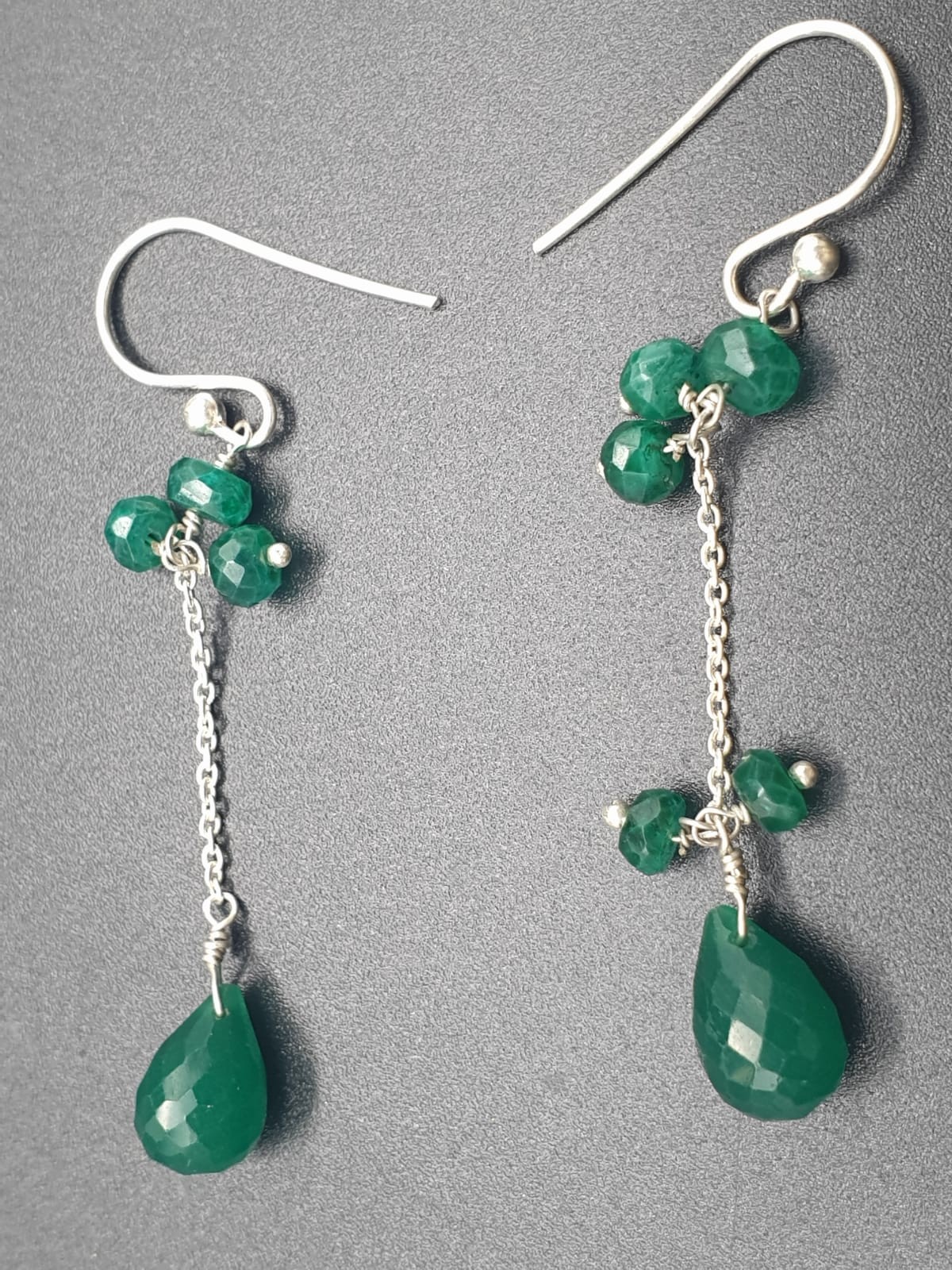 A collection of emerald drops necklace with matching earrings and emerald ring size O - Image 5 of 9