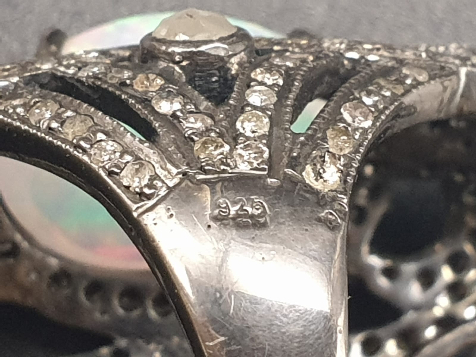 AN UNUSUAL SILVER ART DECO STYLE DRESS RING ADORNED WITH DIAMONDS(APPROX 3CT) WITH A LARGE 6 CT - Image 2 of 6