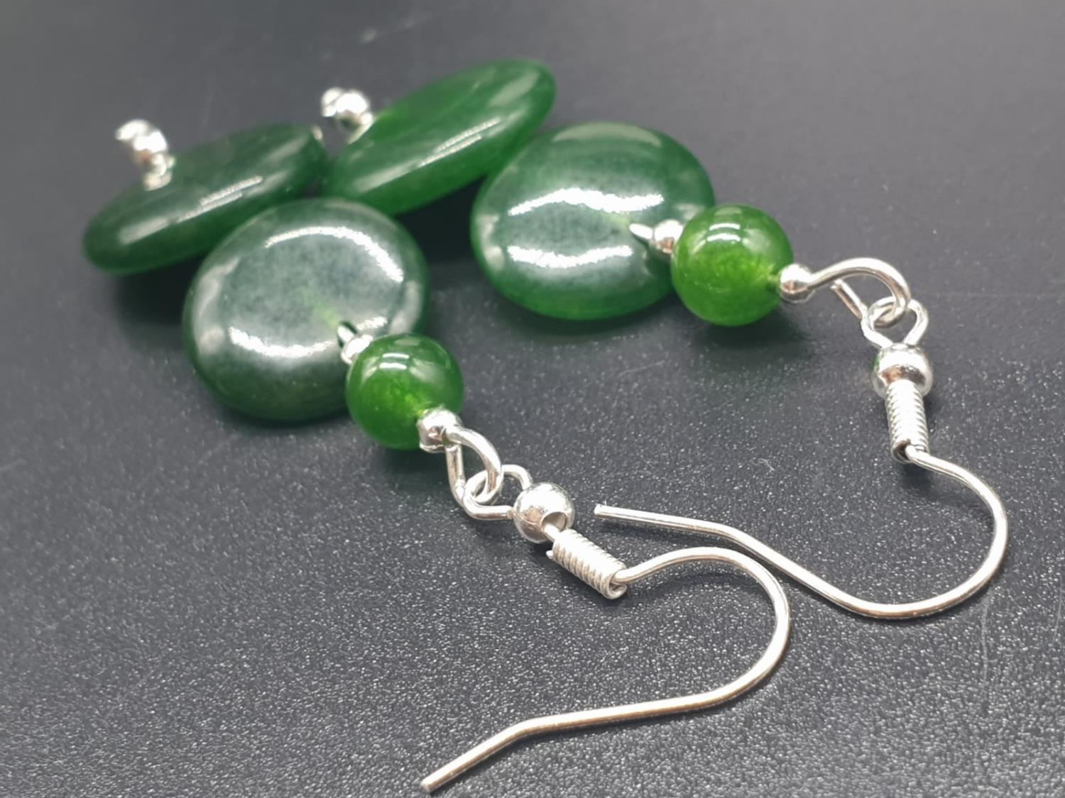 A modern spinach green jade necklace, bracelet and earrings set in a presentation box. Necklace - Image 14 of 15