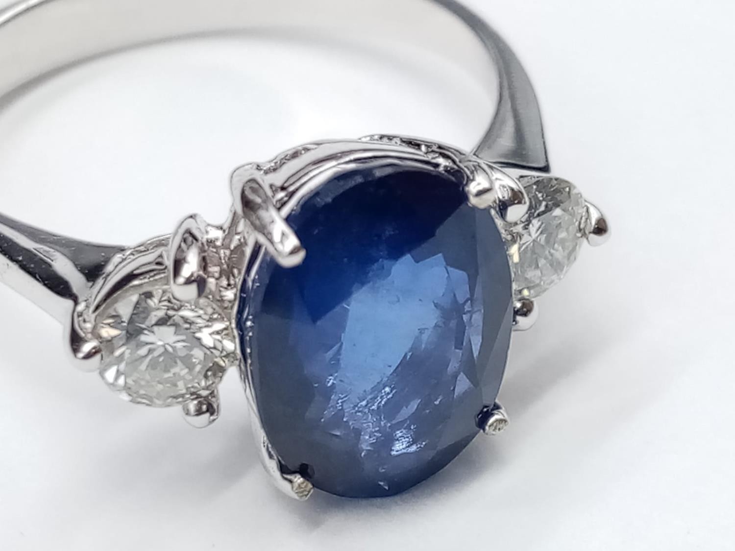 18ct White Gold RING set with one oval cut natural Sapphire and 2x round brilliant cut natural - Image 2 of 12