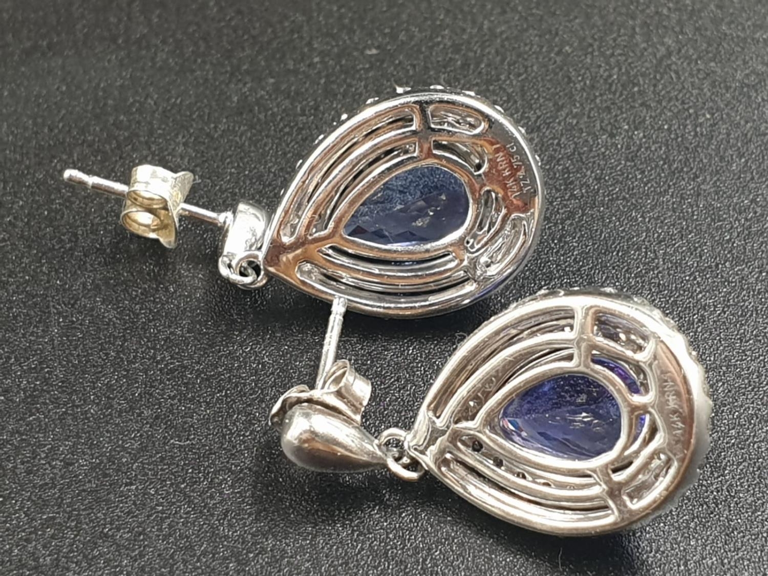 A 14CT WHITE GOLD MATCHING SET OF EARRINGS AND DRESS RING WITH LARGE PEAR SHAPED TANZANITE STONES - Image 12 of 14