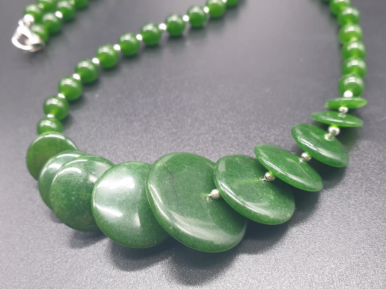 A modern spinach green jade necklace, bracelet and earrings set in a presentation box. Necklace - Image 5 of 15