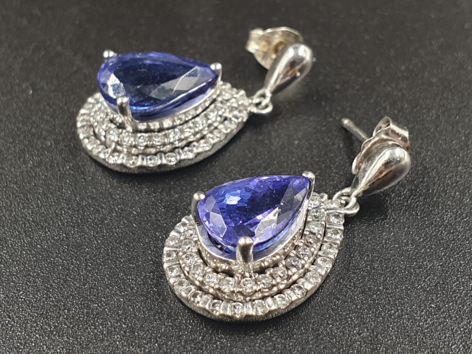 A 14CT WHITE GOLD MATCHING SET OF EARRINGS AND DRESS RING WITH LARGE PEAR SHAPED TANZANITE STONES - Image 8 of 14