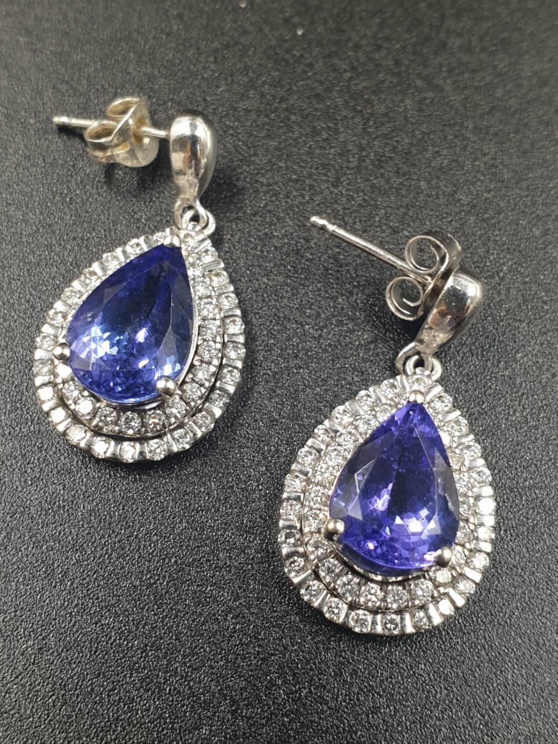 A 14CT WHITE GOLD MATCHING SET OF EARRINGS AND DRESS RING WITH LARGE PEAR SHAPED TANZANITE STONES - Image 9 of 14