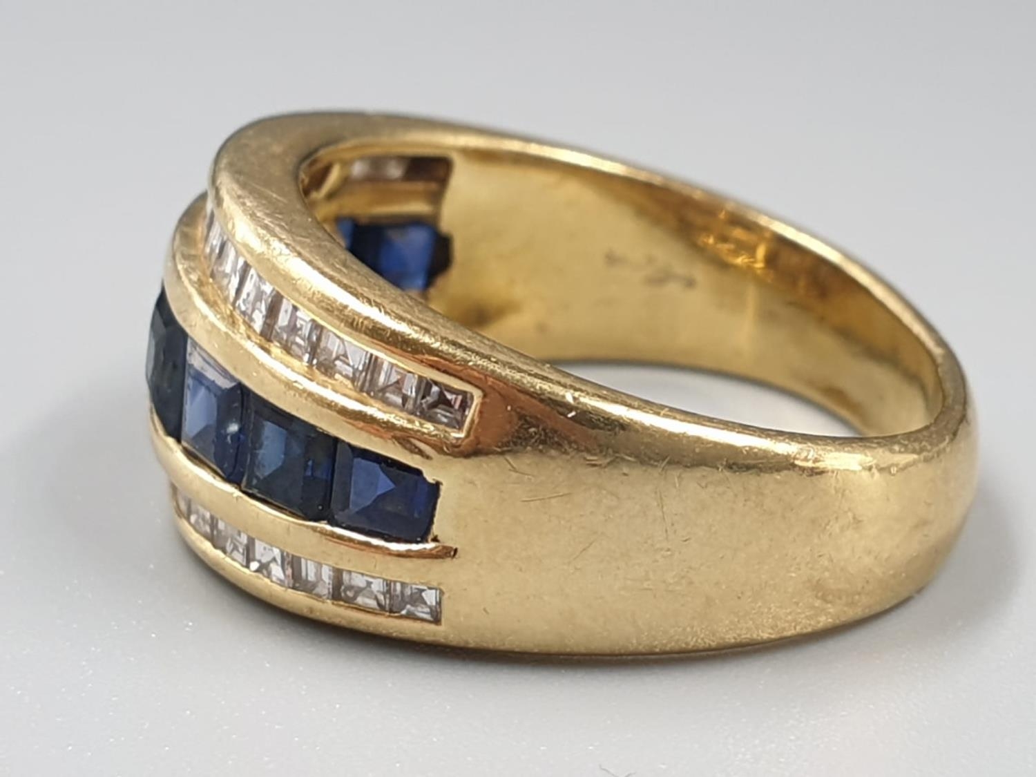 AN 18CT GOLD RING WITH CHANNEL SET DIAMONDS AND SAPHIRES 7.4gms SIZE N - Image 3 of 7