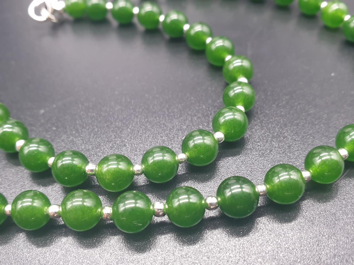 A modern spinach green jade necklace, bracelet and earrings set in a presentation box. Necklace - Image 6 of 15