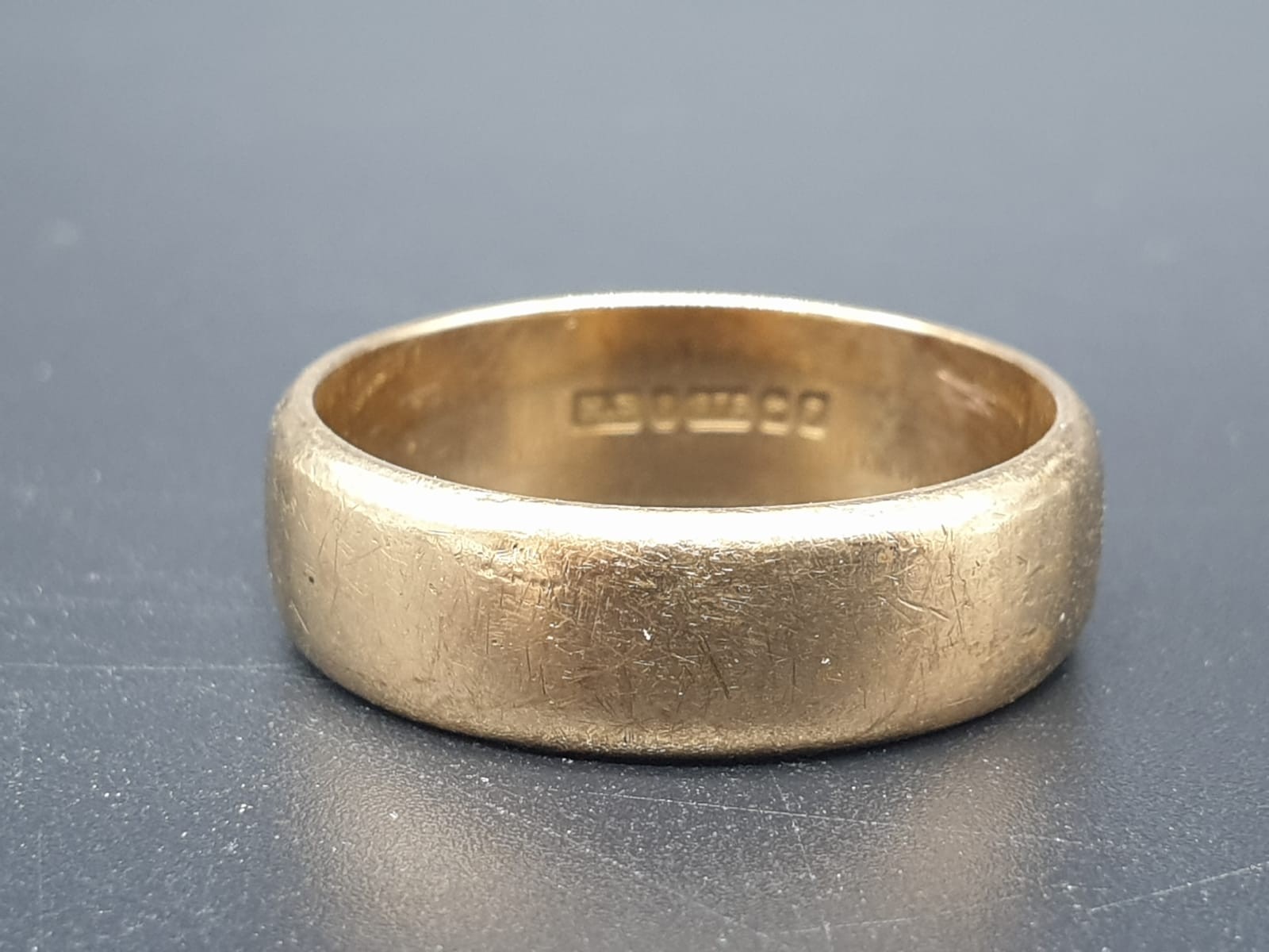 A 9 carat, hallmarked, yellow gold, wedding ring. Ring size; Y, weight: 8g. - Image 2 of 3