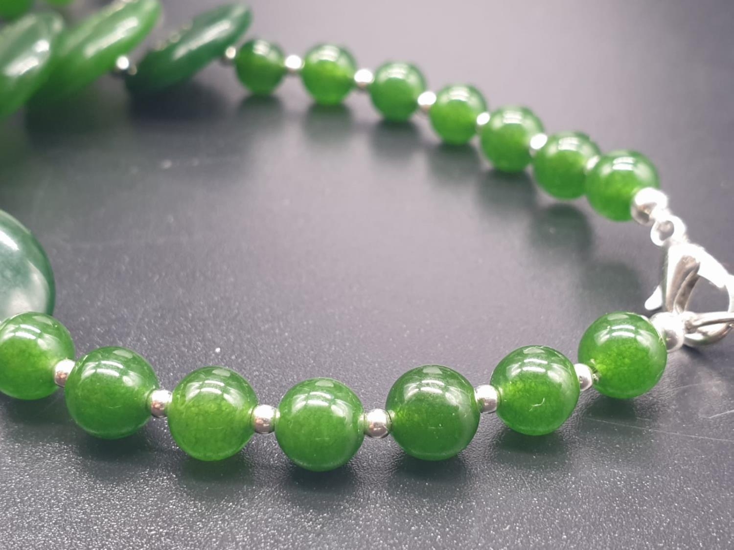 A modern spinach green jade necklace, bracelet and earrings set in a presentation box. Necklace - Image 10 of 15
