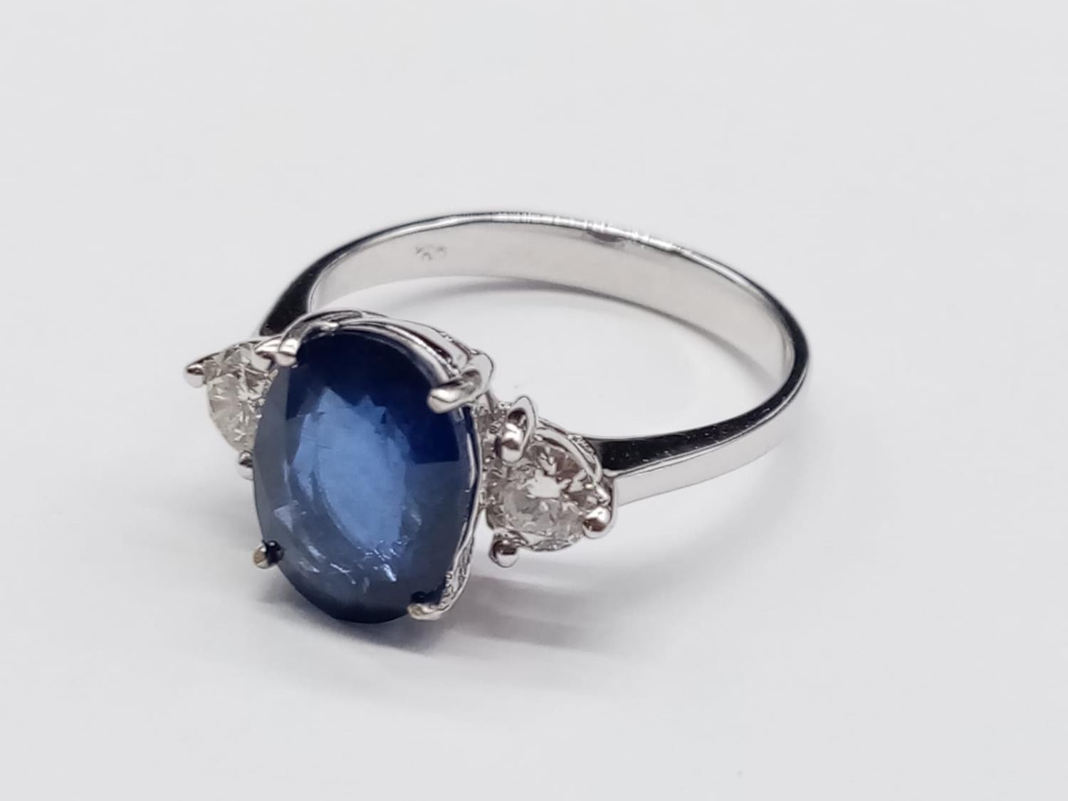 18ct White Gold RING set with one oval cut natural Sapphire and 2x round brilliant cut natural - Image 3 of 12