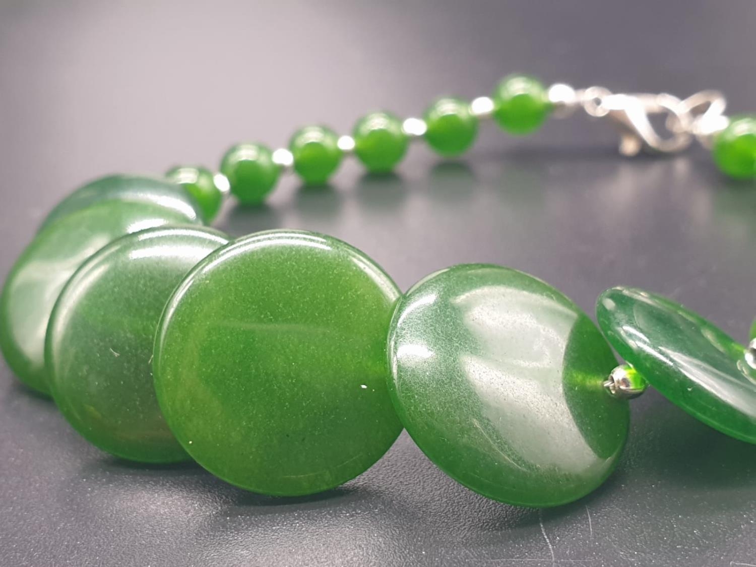 A modern spinach green jade necklace, bracelet and earrings set in a presentation box. Necklace - Image 9 of 15
