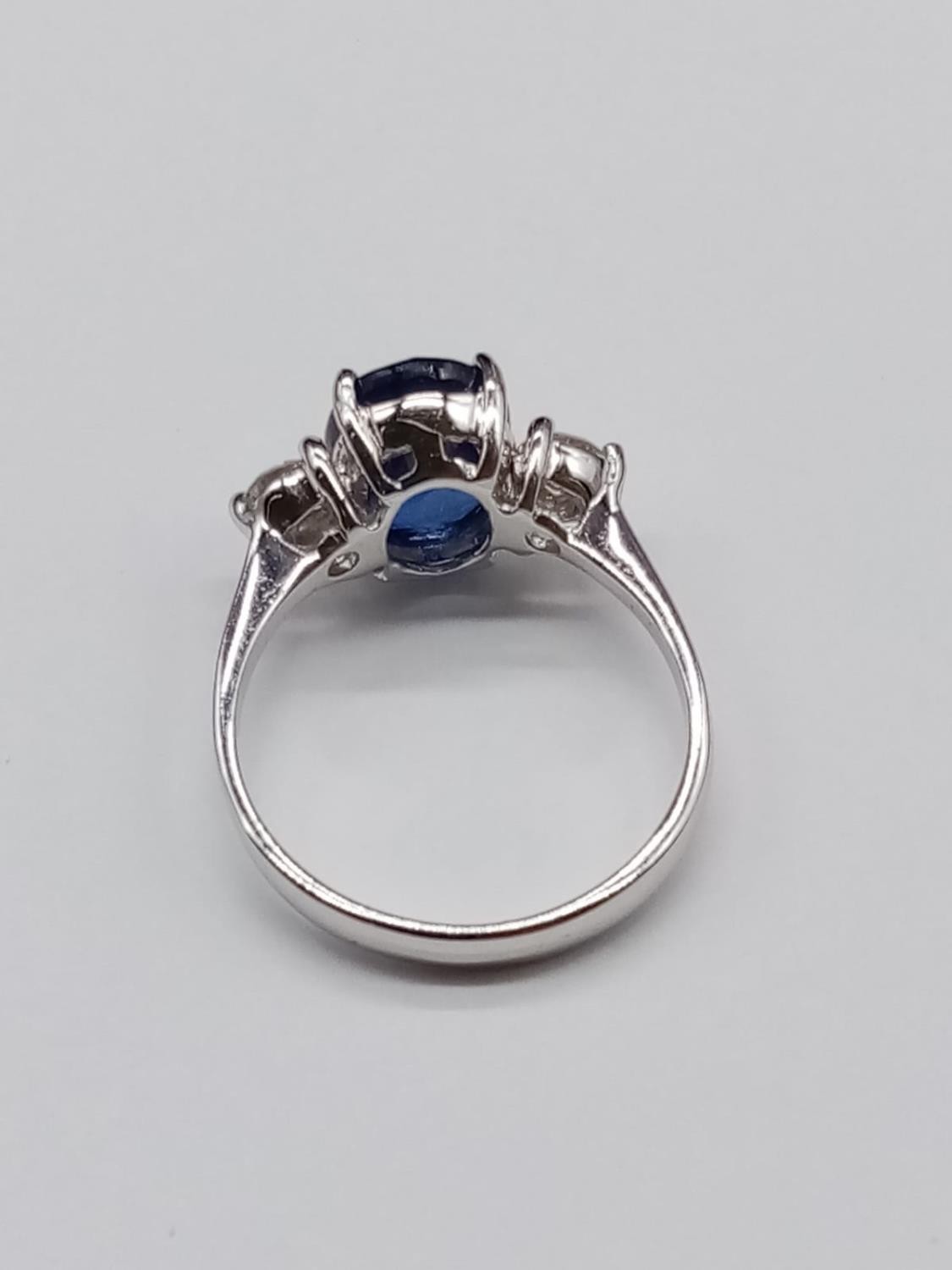 18ct White Gold RING set with one oval cut natural Sapphire and 2x round brilliant cut natural - Image 5 of 12