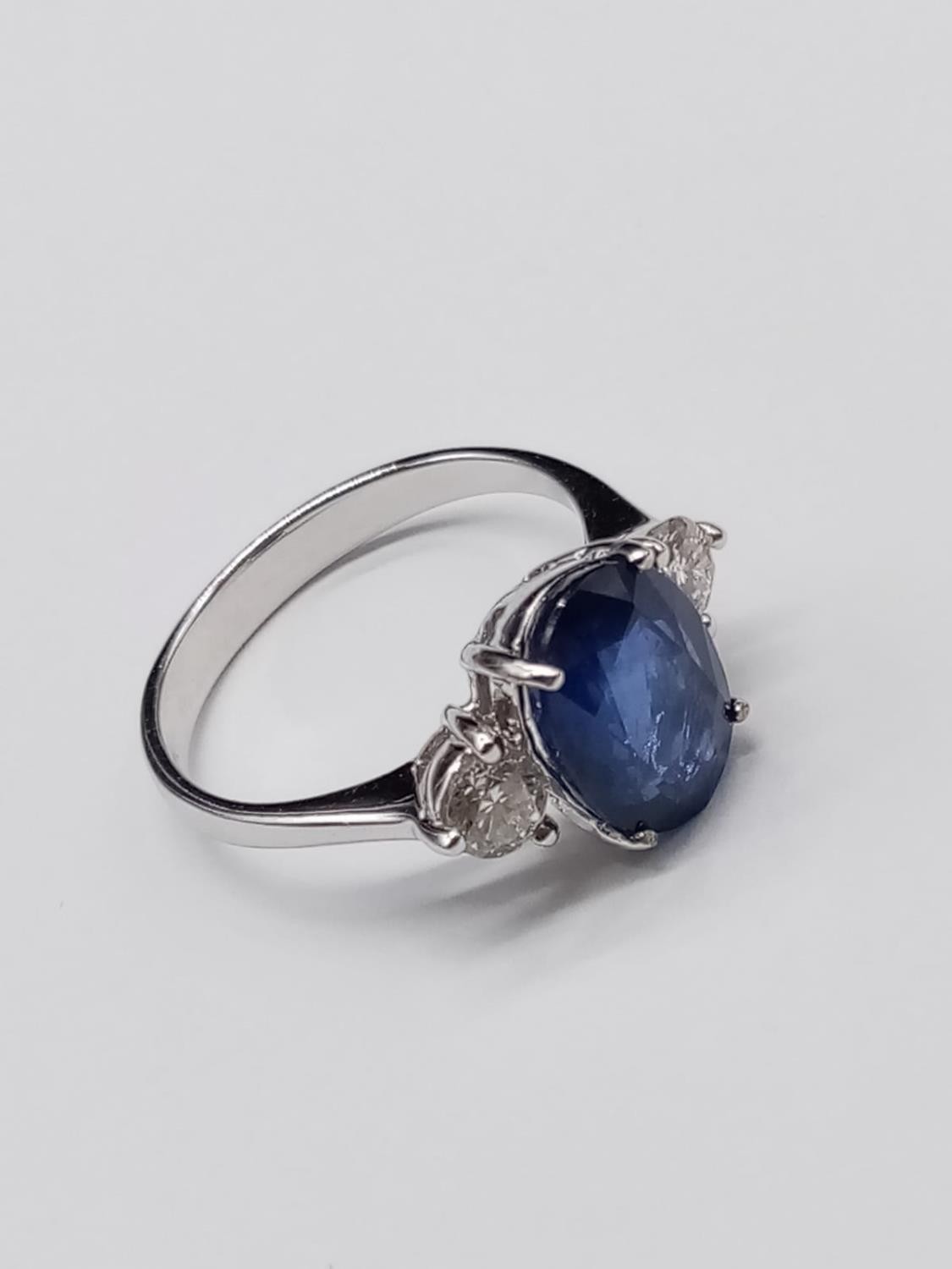 18ct White Gold RING set with one oval cut natural Sapphire and 2x round brilliant cut natural - Image 4 of 12