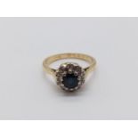 18CT YELLOW GOLD DIAMOND AND SAPPHIRE CLUSTER RING, WEIGHT 3.6G SIZE K1/2
