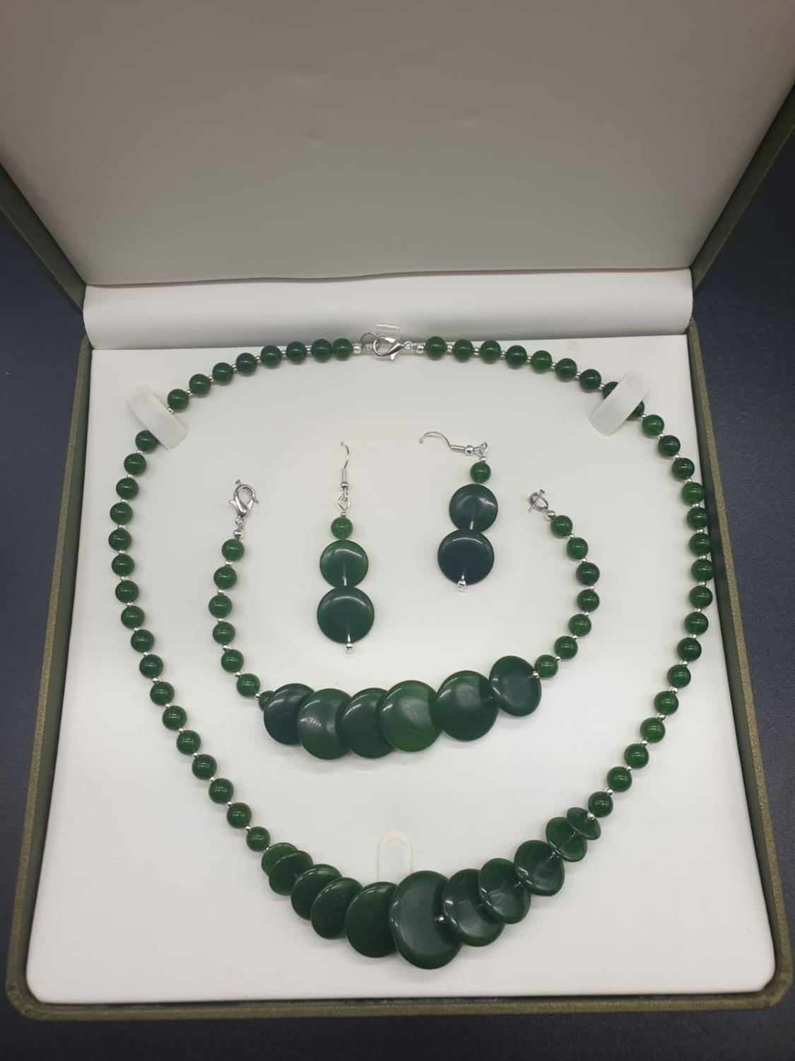 A modern spinach green jade necklace, bracelet and earrings set in a presentation box. Necklace - Image 15 of 15