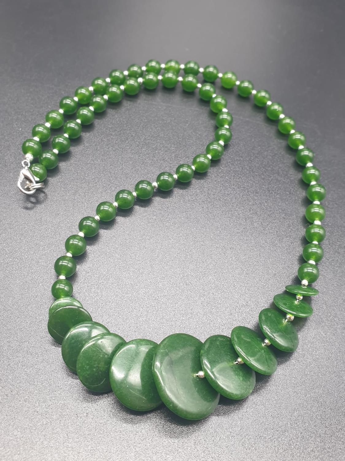 A modern spinach green jade necklace, bracelet and earrings set in a presentation box. Necklace - Image 4 of 15