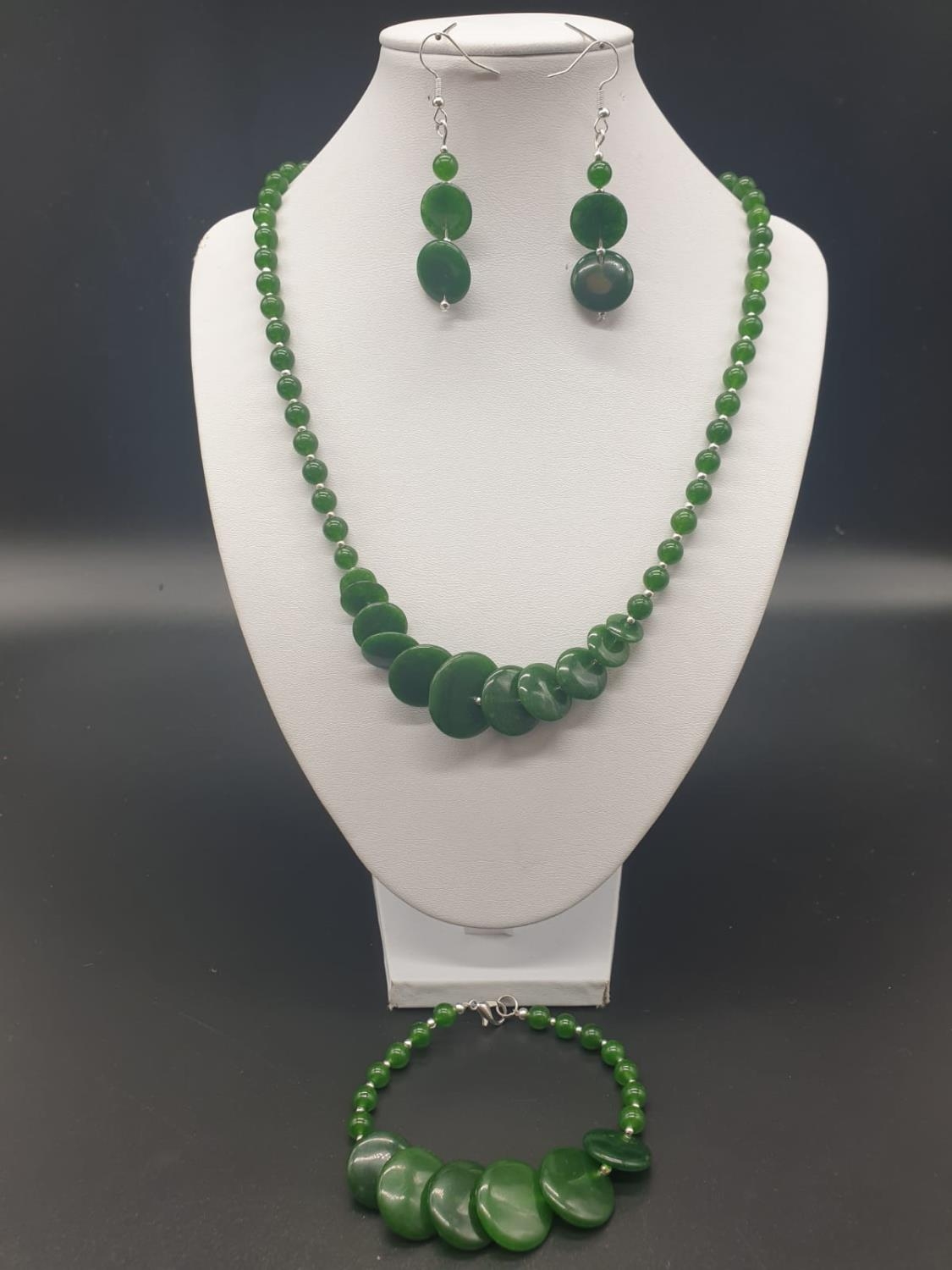 A modern spinach green jade necklace, bracelet and earrings set in a presentation box. Necklace - Image 2 of 15
