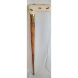 AN ANTIQUE VICTORIAN WALKING STICK WITH CARVED IVORY HANDLE AND 18CT GOLD BAND. 92CMS IN HEIGHT
