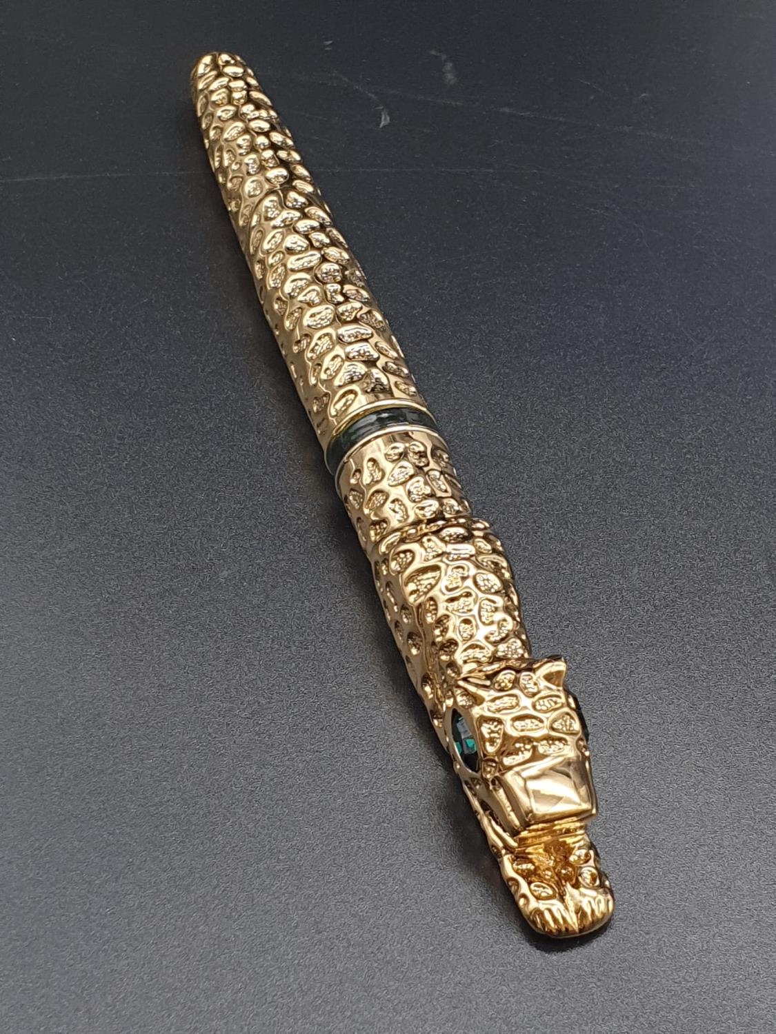 A rare and beautiful, Cartier style, gold filled, fountain pen in a velvet pouch. - Image 5 of 8