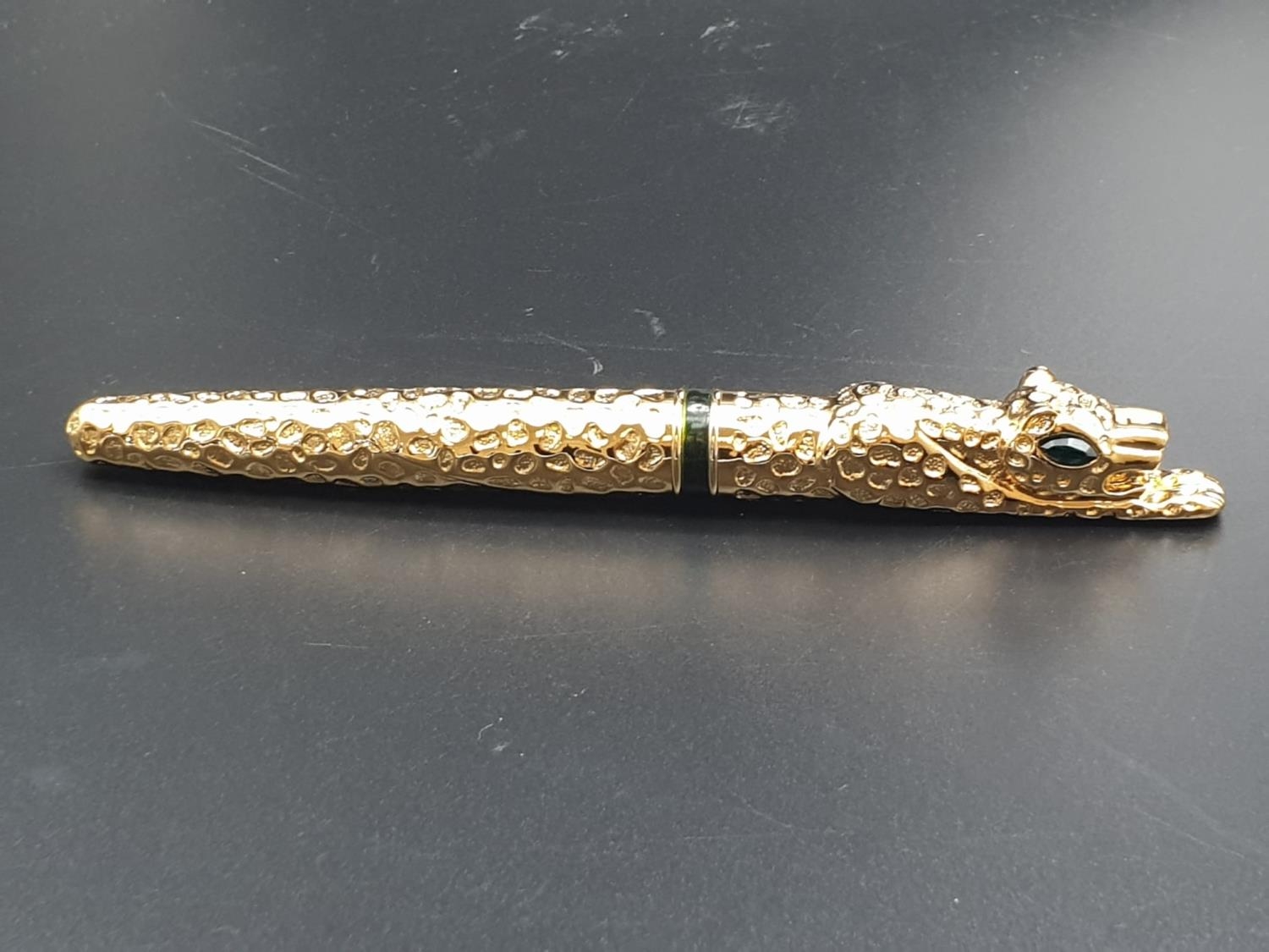 A rare and beautiful, Cartier style, gold filled, fountain pen in a velvet pouch. - Image 6 of 8