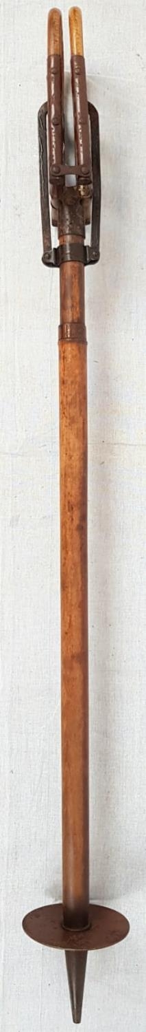 A 1920'S WOODEN SHOOTING STICK WITH METAL HINGES AND SUPPORTS. A LEANING HEIGHT OF 66cms - Image 2 of 5