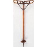 A 1920'S WOODEN SHOOTING STICK WITH METAL HINGES AND SUPPORTS. A LEANING HEIGHT OF 66cms