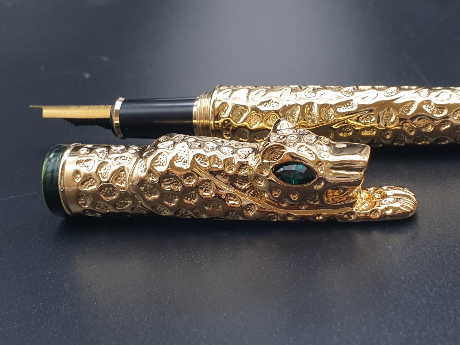 A rare and beautiful, Cartier style, gold filled, fountain pen in a velvet pouch. - Image 2 of 8