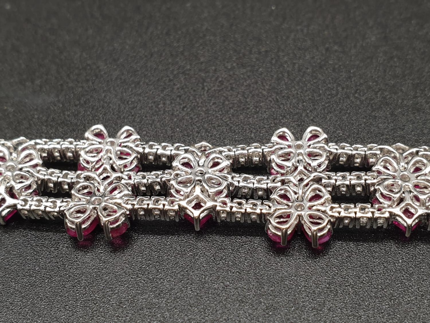 AN EXTREMELY ATTRACTIVE 3 ROW 18K WHITE GOLD BRACELET WITH ENCRUSTED DIAMONDS AND DECORATED WITH A - Image 5 of 7