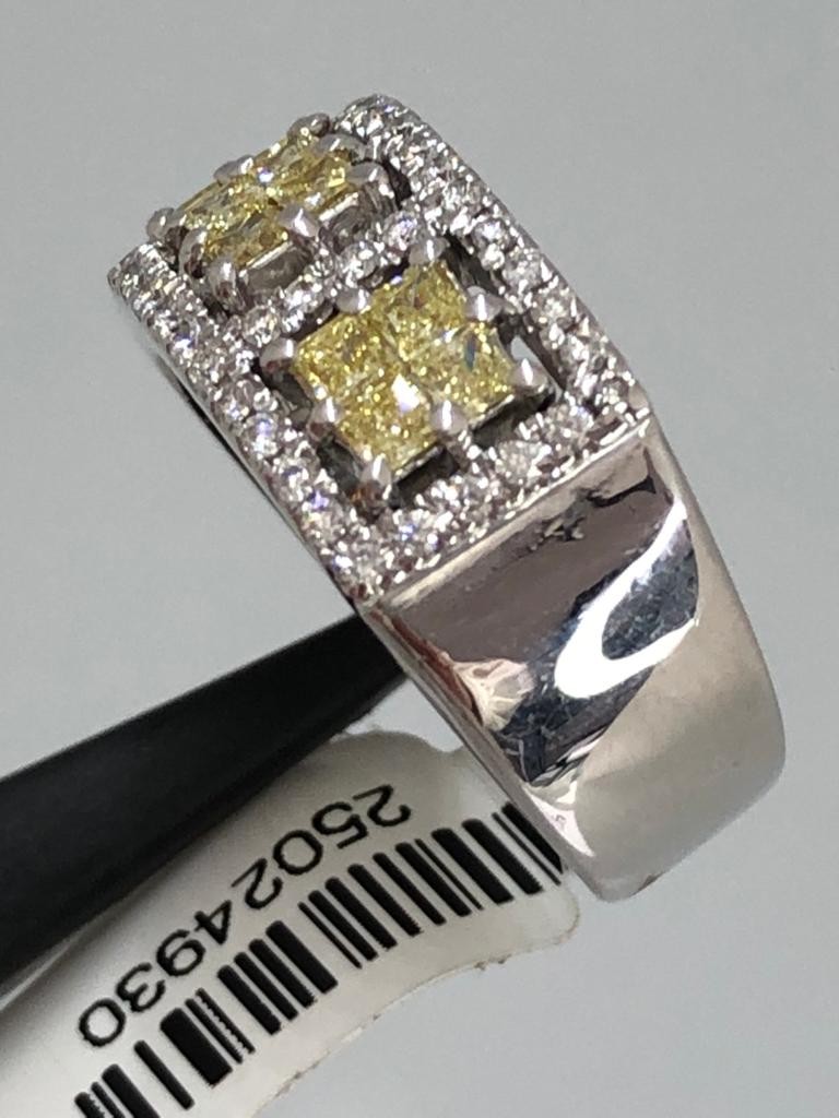 18k white gold ring with white diamonds around 0.50cts and fancy yellow diamonds around 0.70cts; - Image 2 of 2
