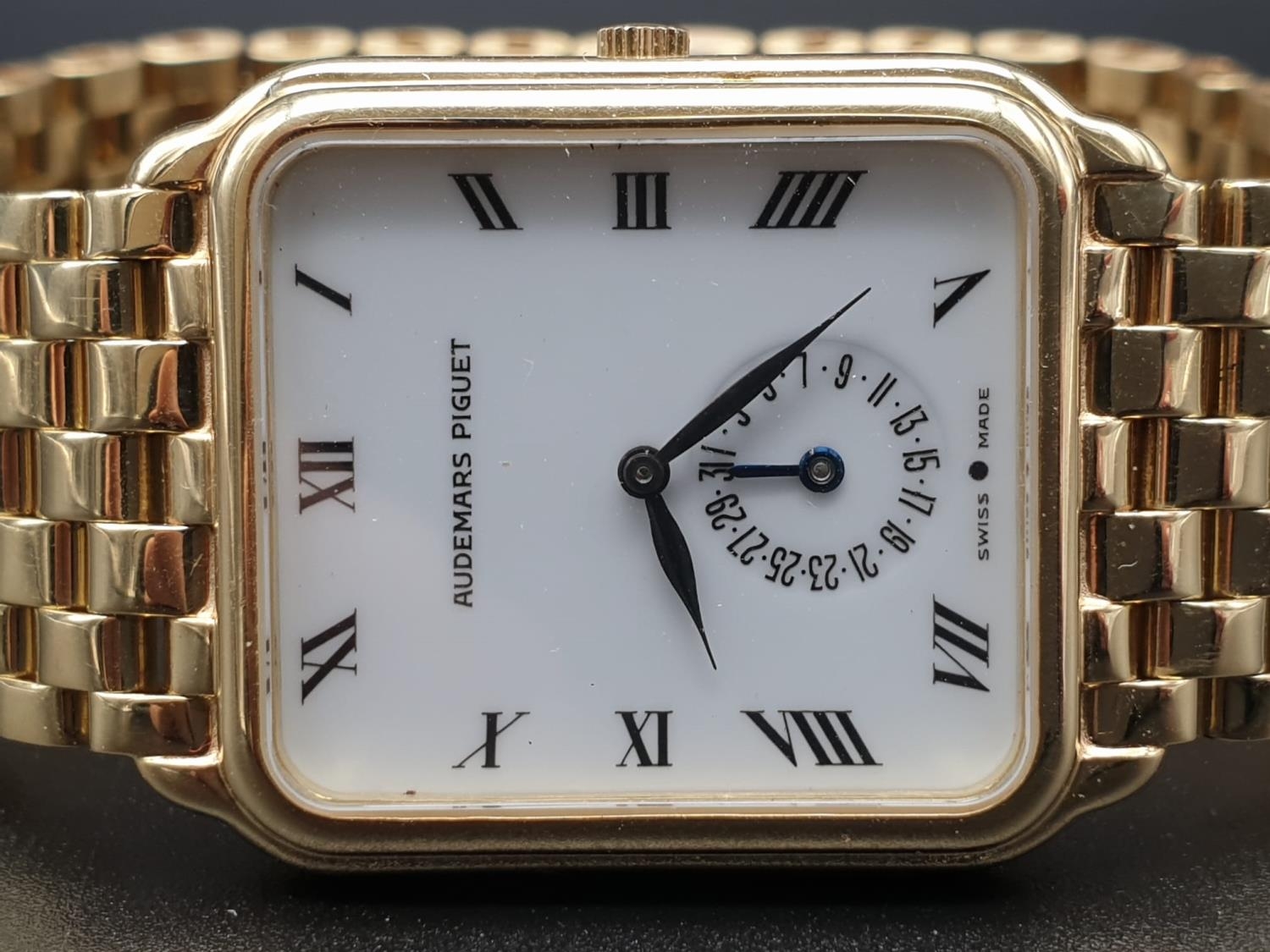 AUDEMARS PIGUET 18K GOLD WATCH WITH GOLD STRAP, SQUARE FACE AND MANUAL MOVEMENT. 26MM - Image 5 of 12
