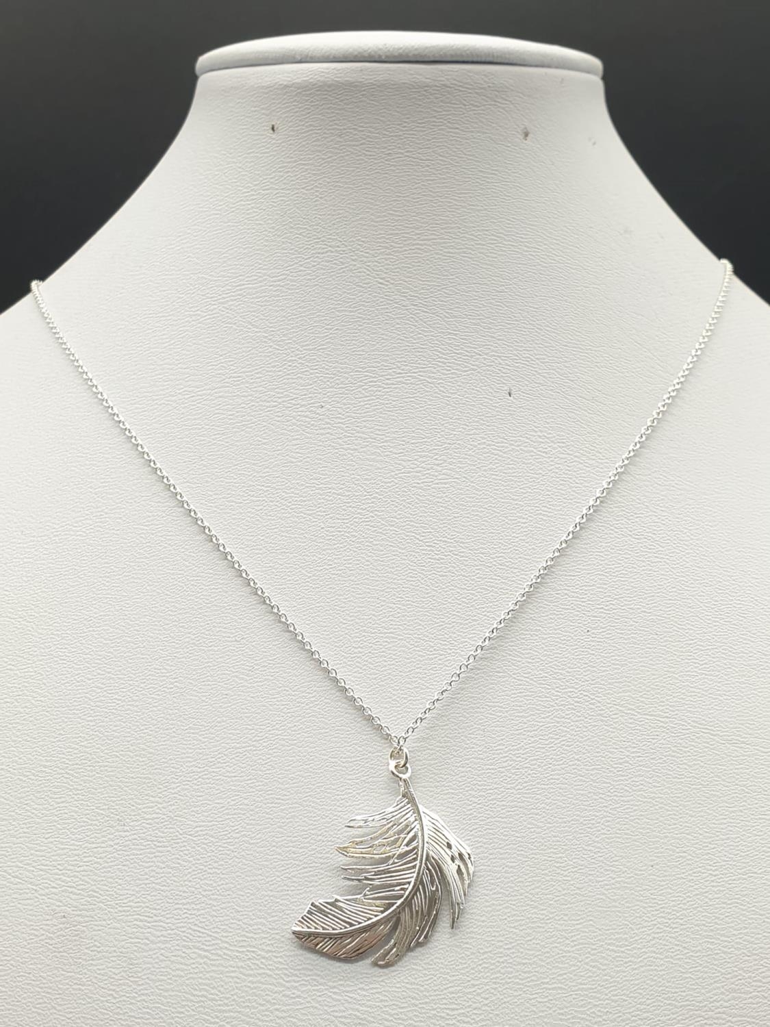 ALEX MONROE STERLING SILVER BIG FEATHER PENDANT ON EXTENDABLE NECKLACE - Image 2 of 6