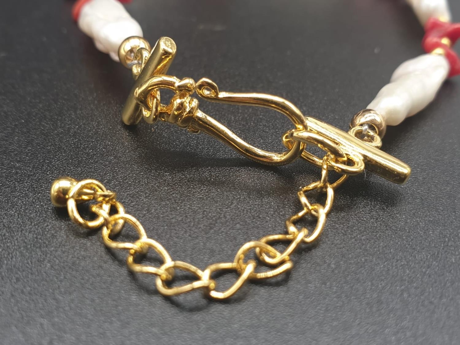 An unusual Biwa pearls and red corals necklace, bracelet and earrings set in a presentation box. - Image 13 of 14