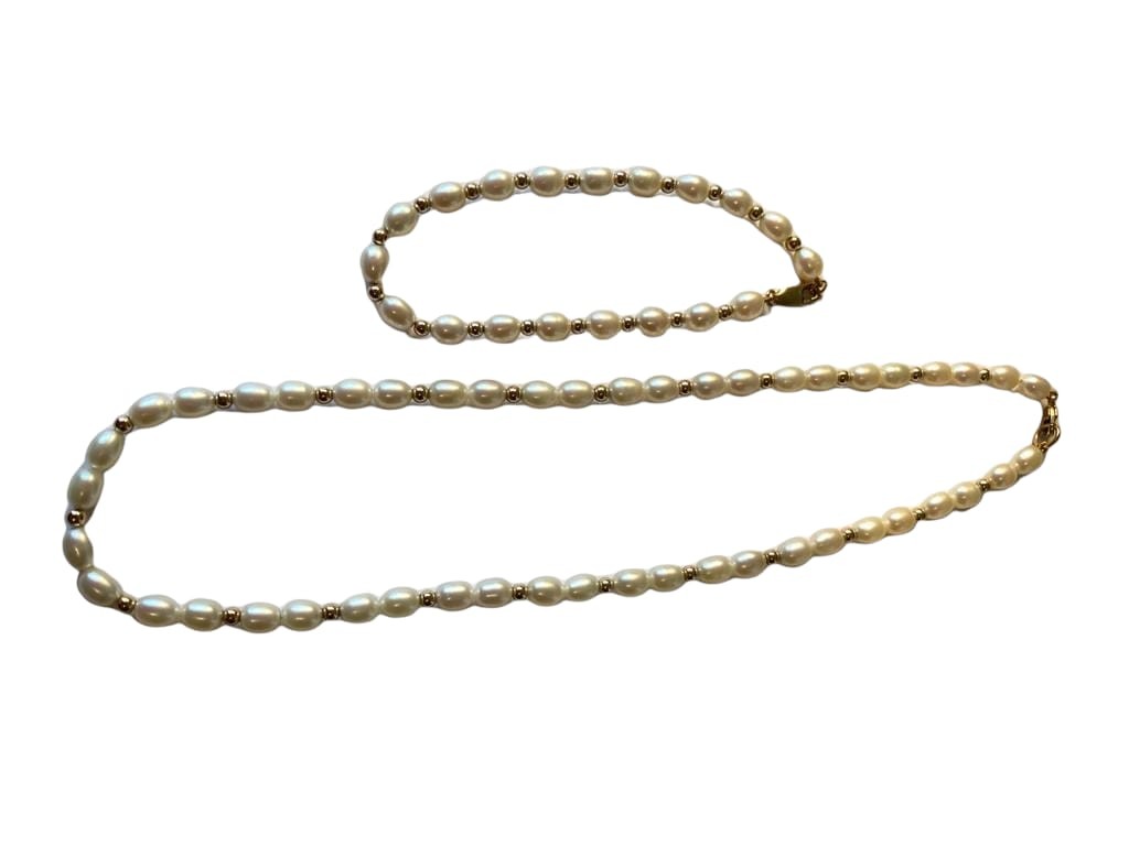9 carat gold and pearl necklace with matching bracelet.Necklace 40 cm bracelet 19 cm approx.