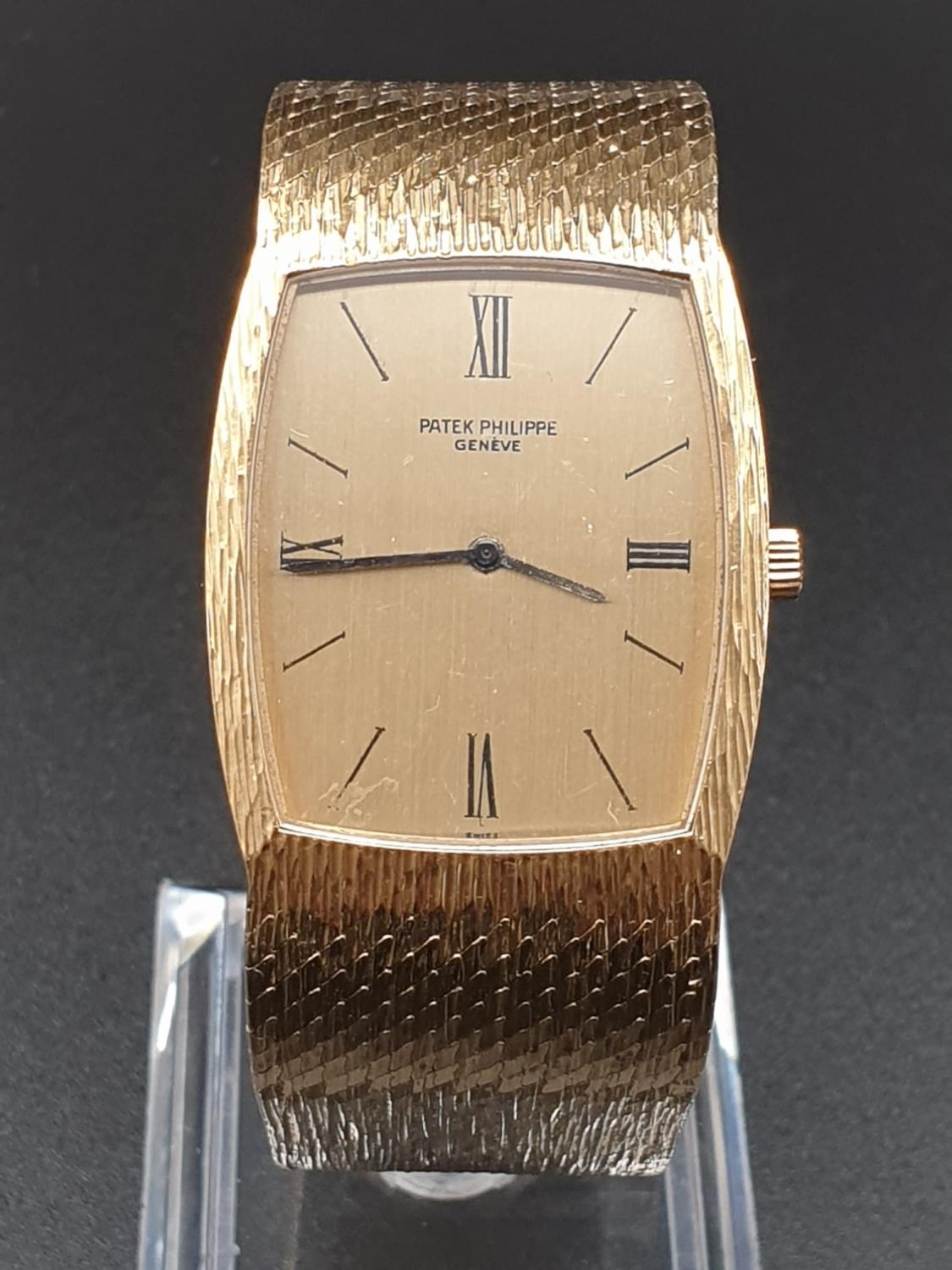 AN 18K GOLD PATEK PHILIPPE DRESS WATCH WITH SOLID GOLD BARKED STRAP. 28MM