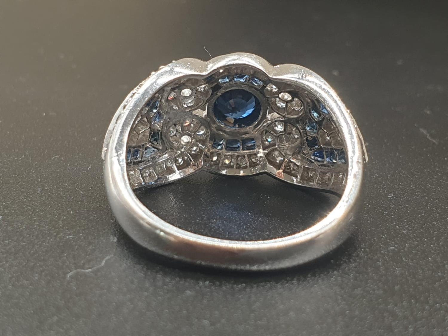 AN ART DECO STYLE 18K WHITE GOLD DIAMOND AND SAPHIRE RING. 7.2gms and SIZE N/O - Image 4 of 7