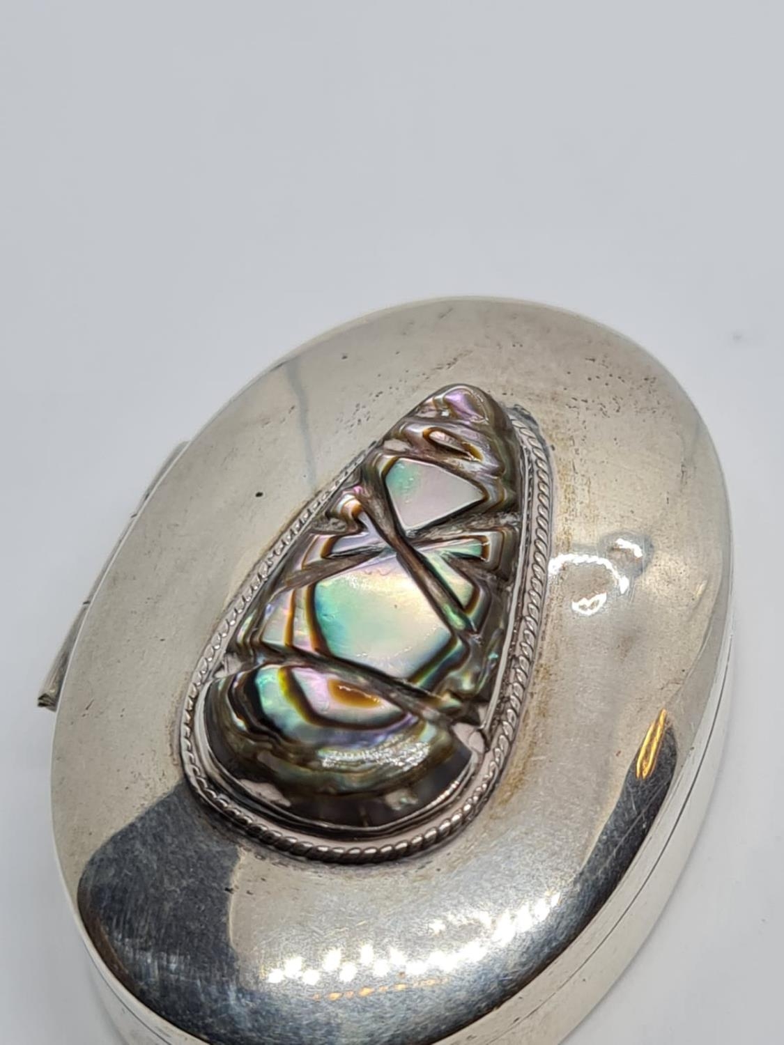 Sterling Silver Pill Box, Decorated with Mother of Pearl. 4 x 3cm. 9.9g - Image 2 of 4