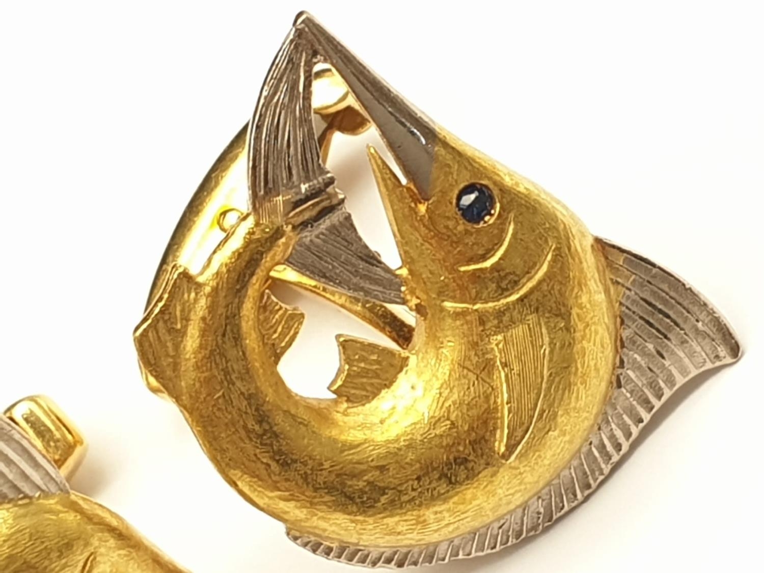 Exquisite Pair of Hand-Made 18K White and Yellow Gold Sailfish Cufflinks with Sapphire Stone Eyes. - Image 2 of 5