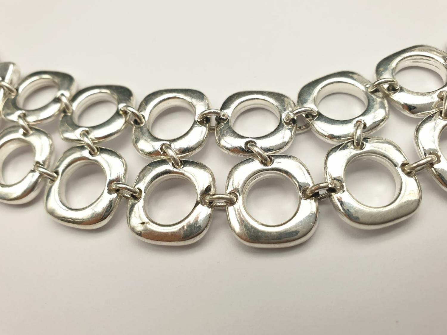 A DOUBLE ROW SILVER BRACELET MARKED AS TIFFANY WITH T-BAR FASTENER. 97.3gms 18cms - Image 3 of 5