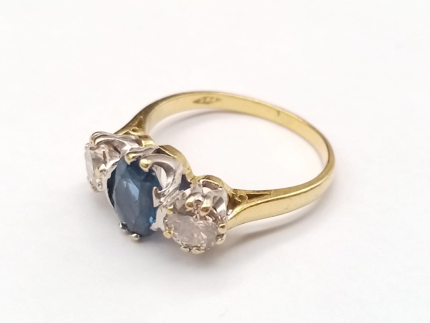 AN 18K YELLOW GOLD RING WITH LARGE OVAL SAPPHIRE CENTRE STONE FLANKED BY TWO BRILLIANT DIAMONDS. 4. - Image 2 of 7