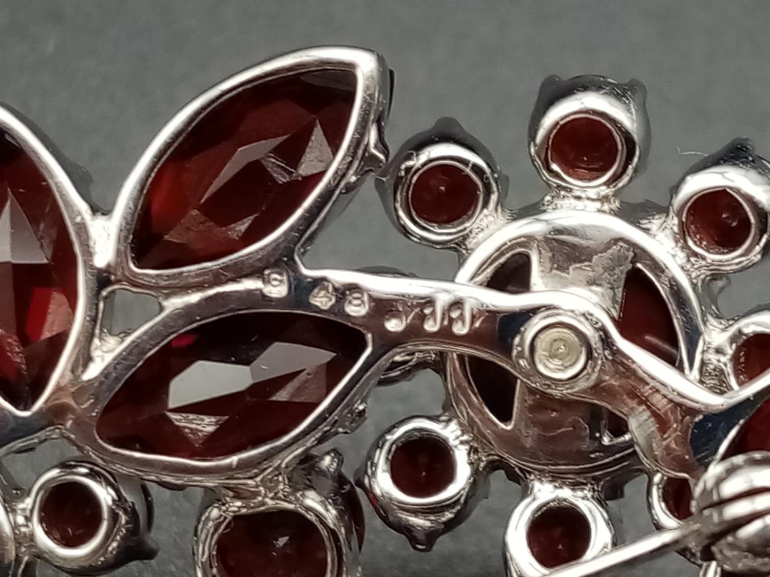 A beautiful sterling silver and garnet brooch (diameter: 46mm) weight: 26.2g - Image 3 of 7