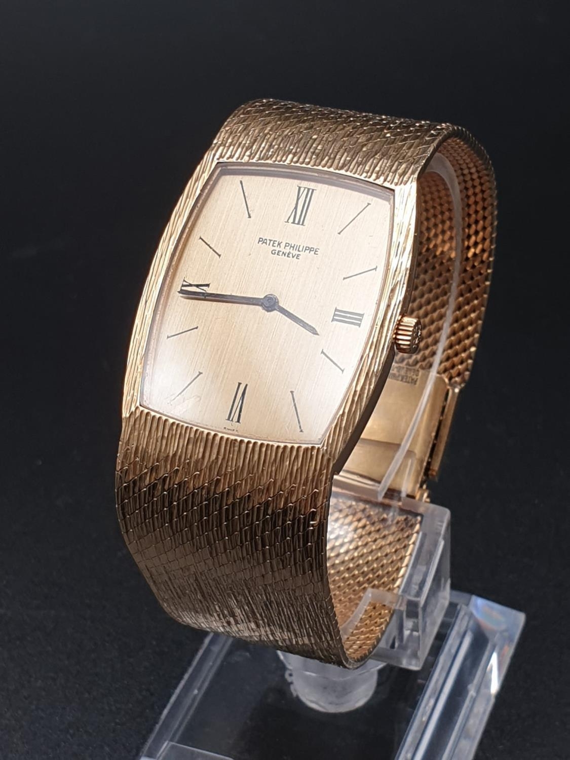 AN 18K GOLD PATEK PHILIPPE DRESS WATCH WITH SOLID GOLD BARKED STRAP. 28MM - Image 2 of 11