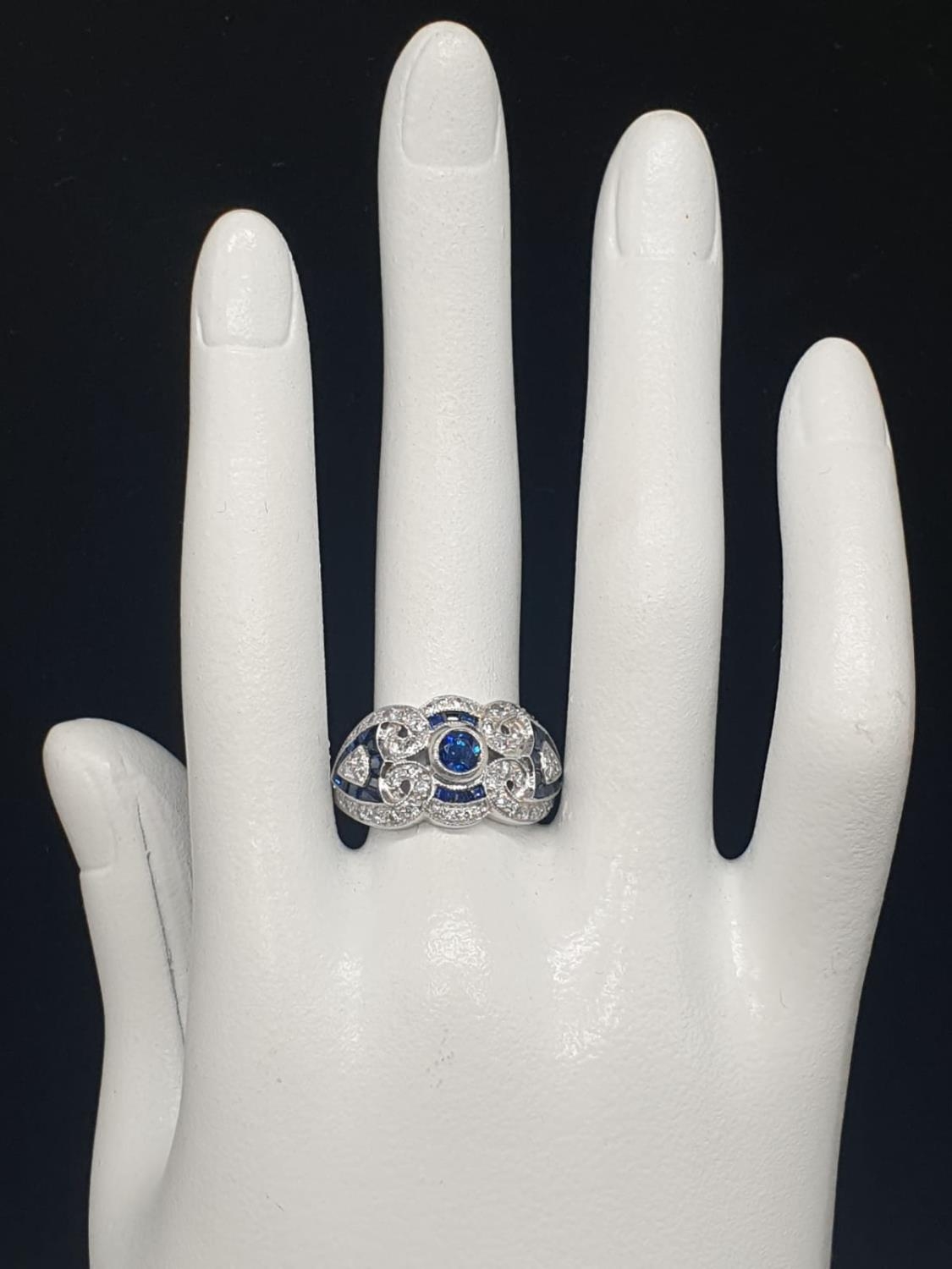 AN ART DECO STYLE 18K WHITE GOLD DIAMOND AND SAPHIRE RING. 7.2gms and SIZE N/O - Image 7 of 7