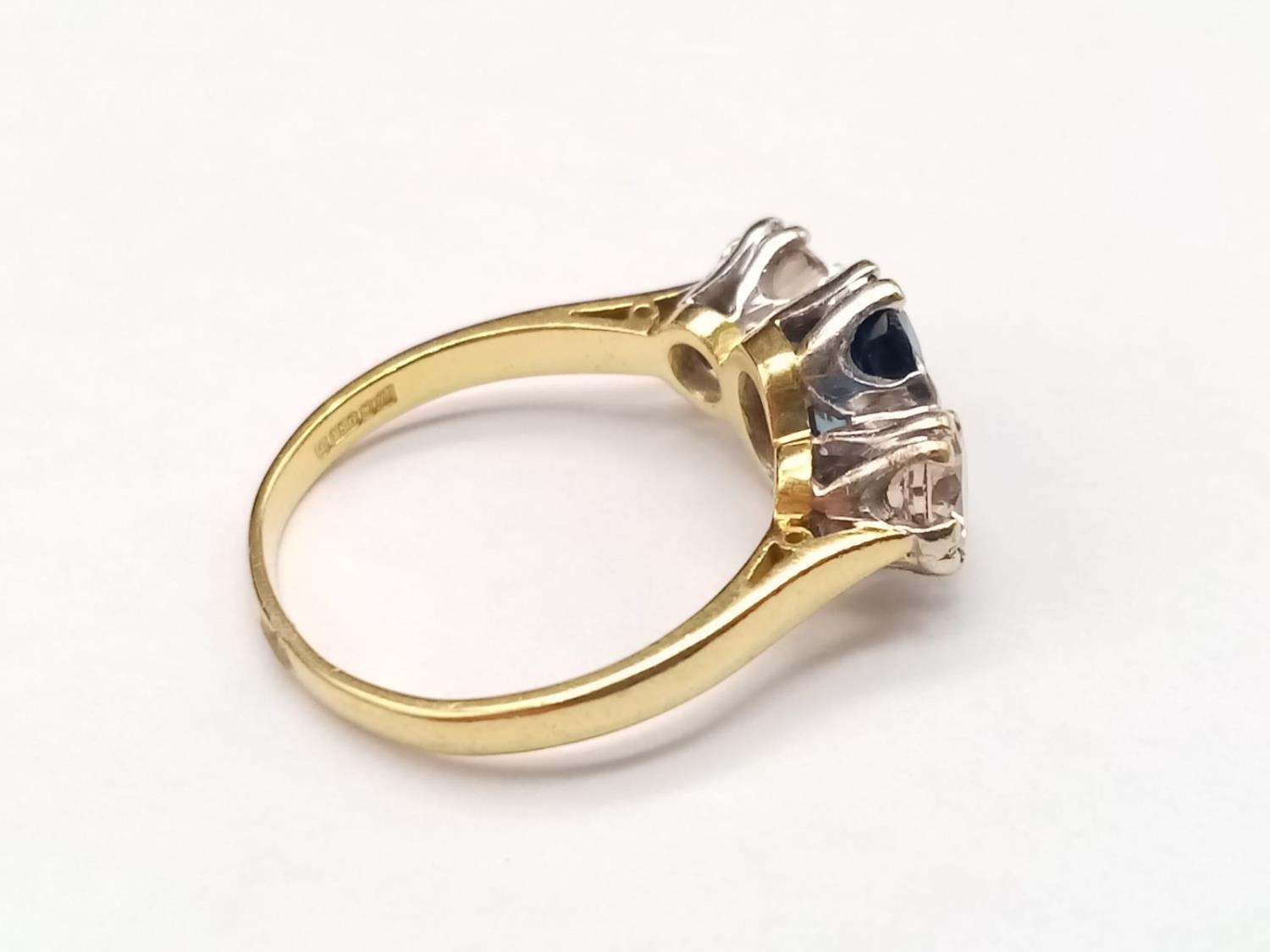 AN 18K YELLOW GOLD RING WITH LARGE OVAL SAPPHIRE CENTRE STONE FLANKED BY TWO BRILLIANT DIAMONDS. 4. - Image 3 of 7