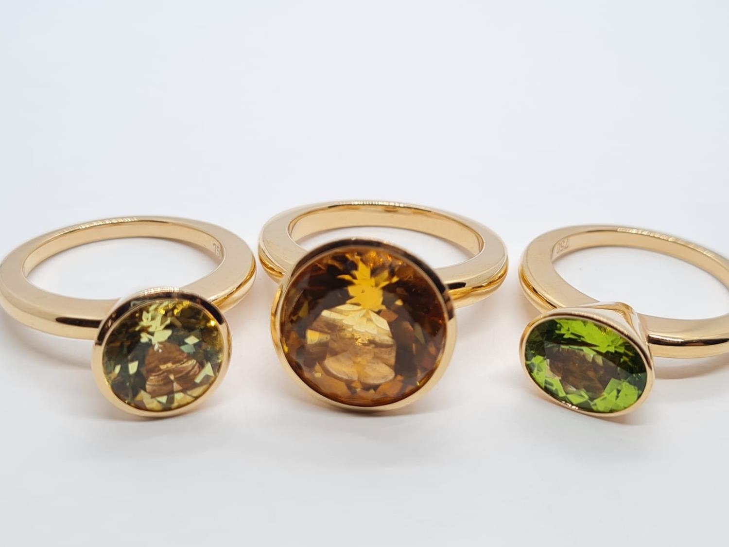 a set of 3 18k yellow gold rings size n with different semi precious coloured stones 26.3gms - Image 2 of 5