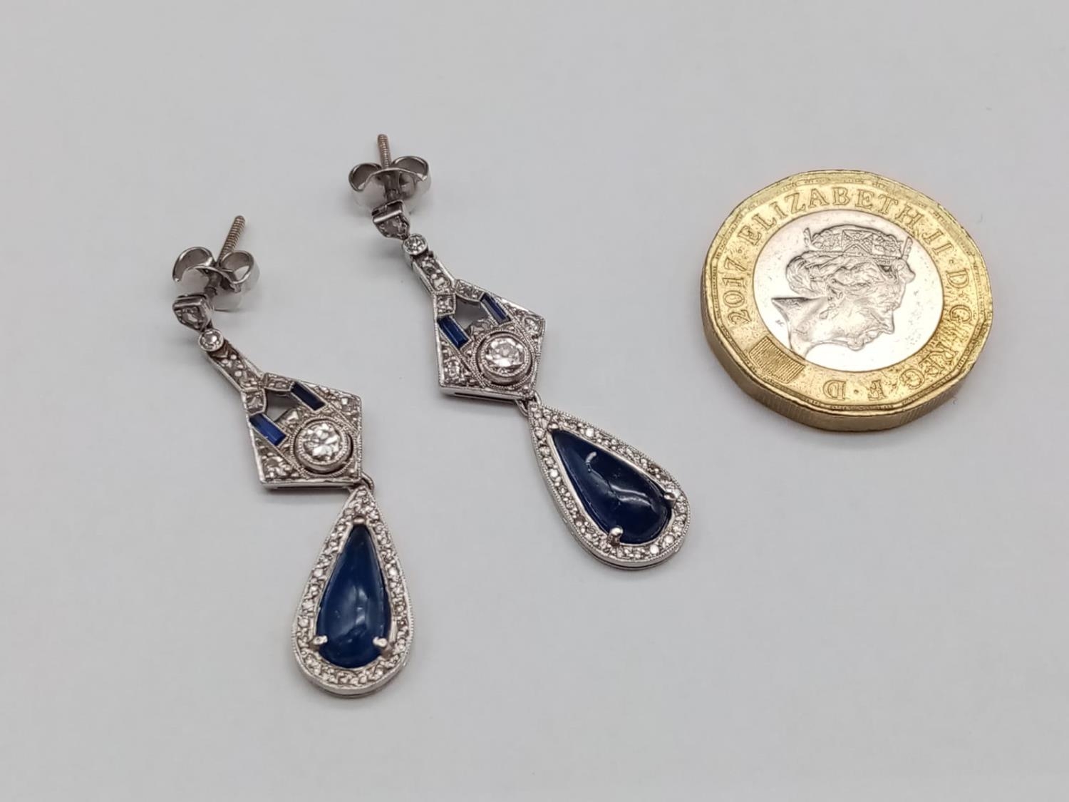 A PAIR OF SAPPHIRE AND DIAMOND EARRINGS IN CLASSIC ART DECO STYLE. 6.5gms 4cms DROP - Image 5 of 5