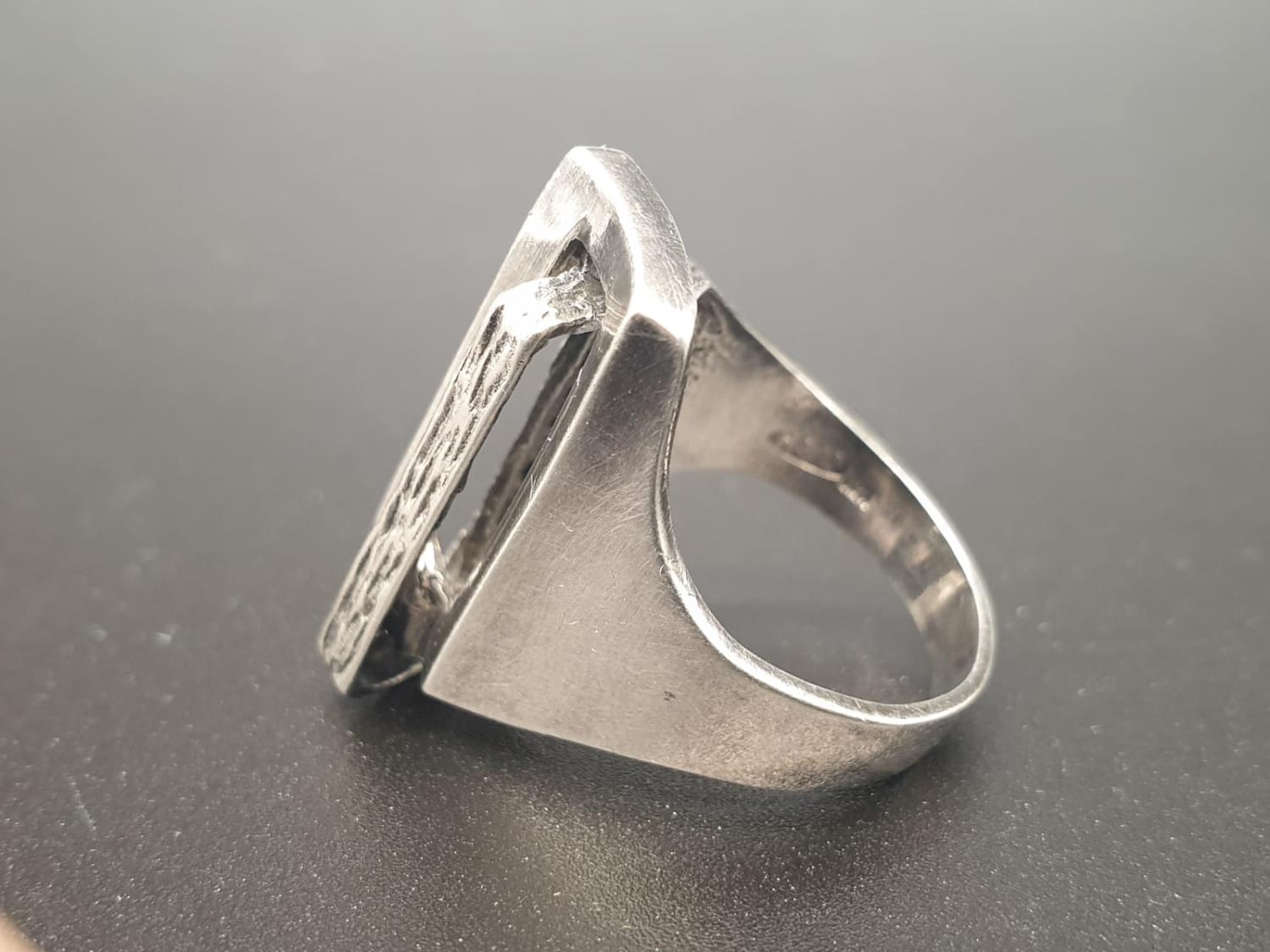 AN UNUSUAL SHAPED SILVER DRESS RING WITH TWO RECTANGULAR SHAPES INTERLOCKED. 8.6gms size N/M - Image 2 of 6